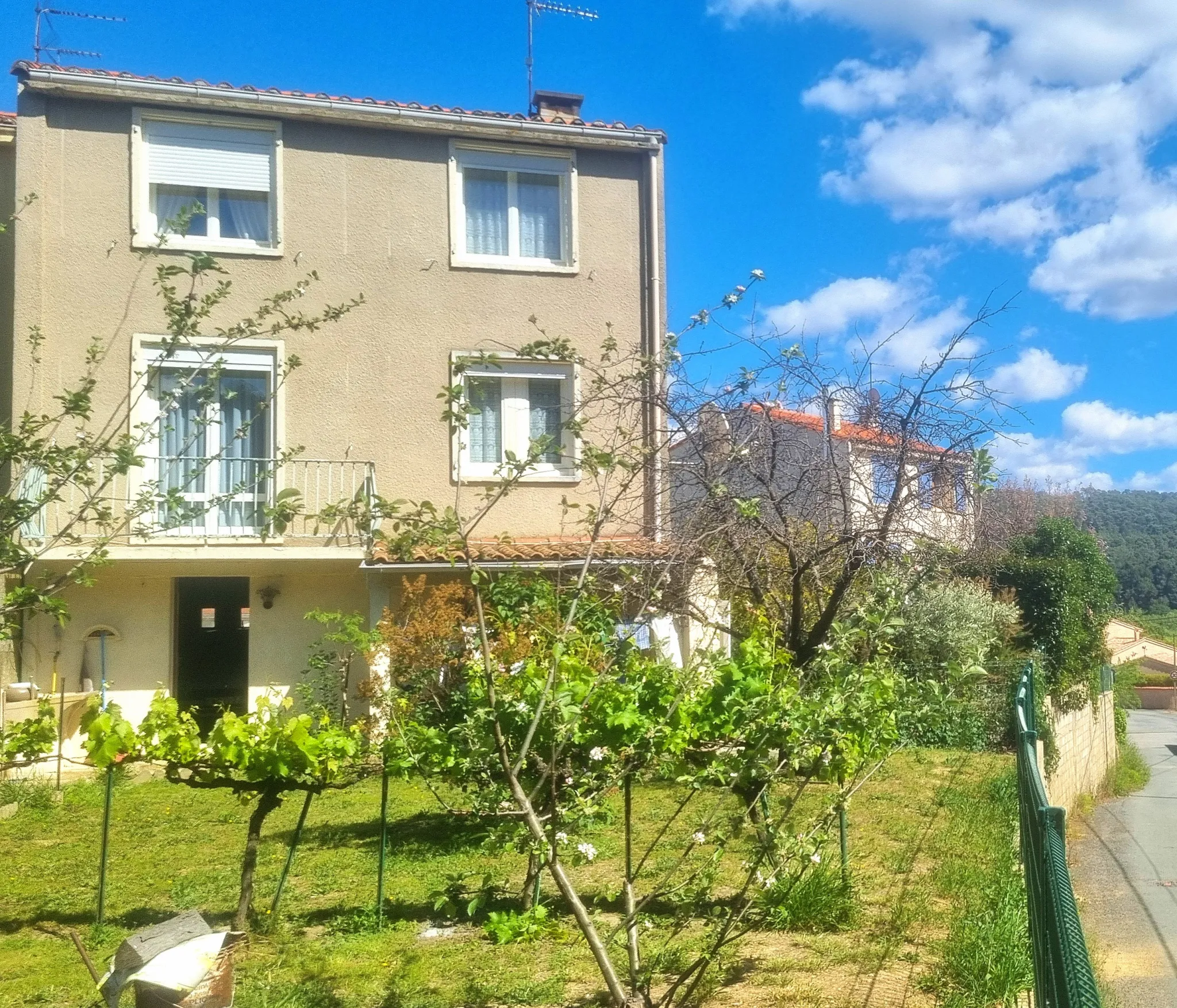 Maison à vendre à Bize-Minervois avec jardin et garage - 100 m² 