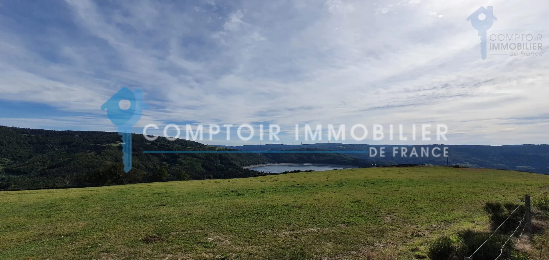 Ferme de 300 m² à vendre au LAC D'ISSARLES - 29 ha de terre 