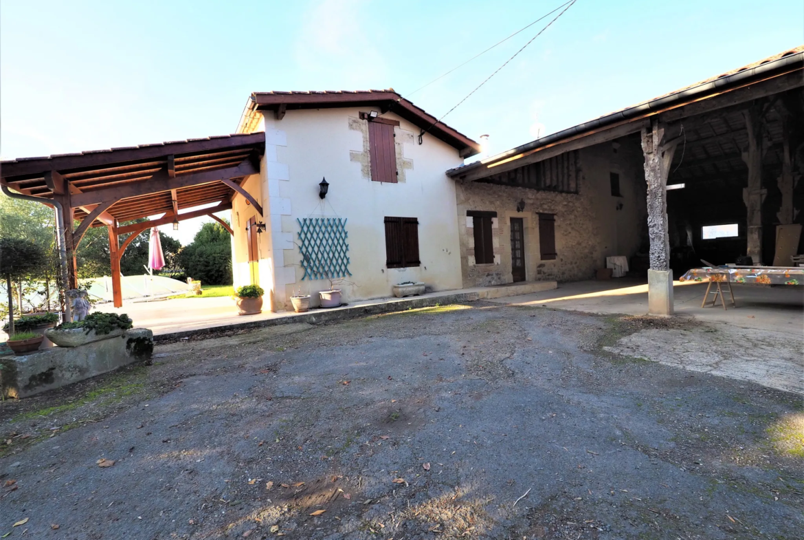 Propriété familiale en pierre avec deux habitations à Sainte-Bazeille 