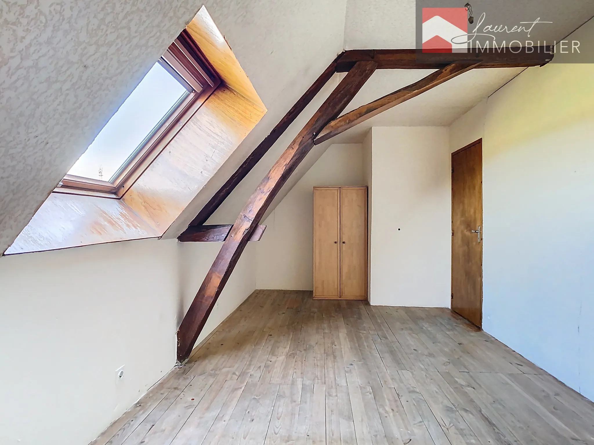 Maison de 133m2 à rénover à Jouvençon pour 120 000 € 