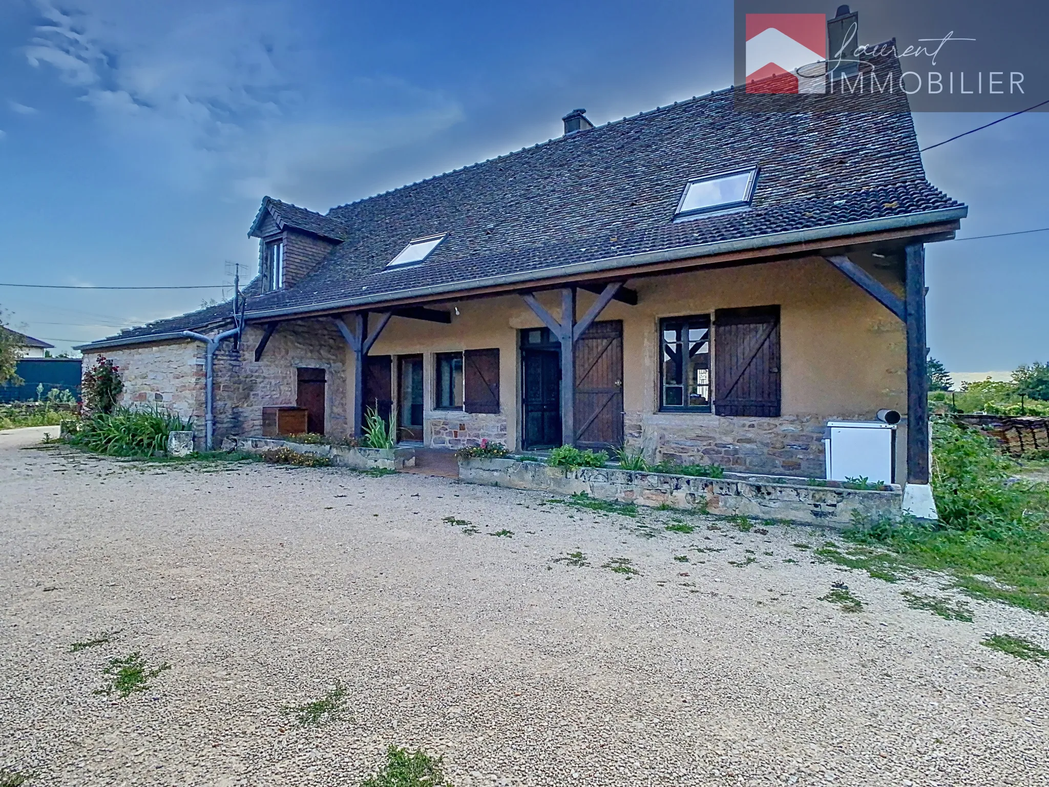 Maison de 133m2 à rénover à Jouvençon pour 120 000 € 