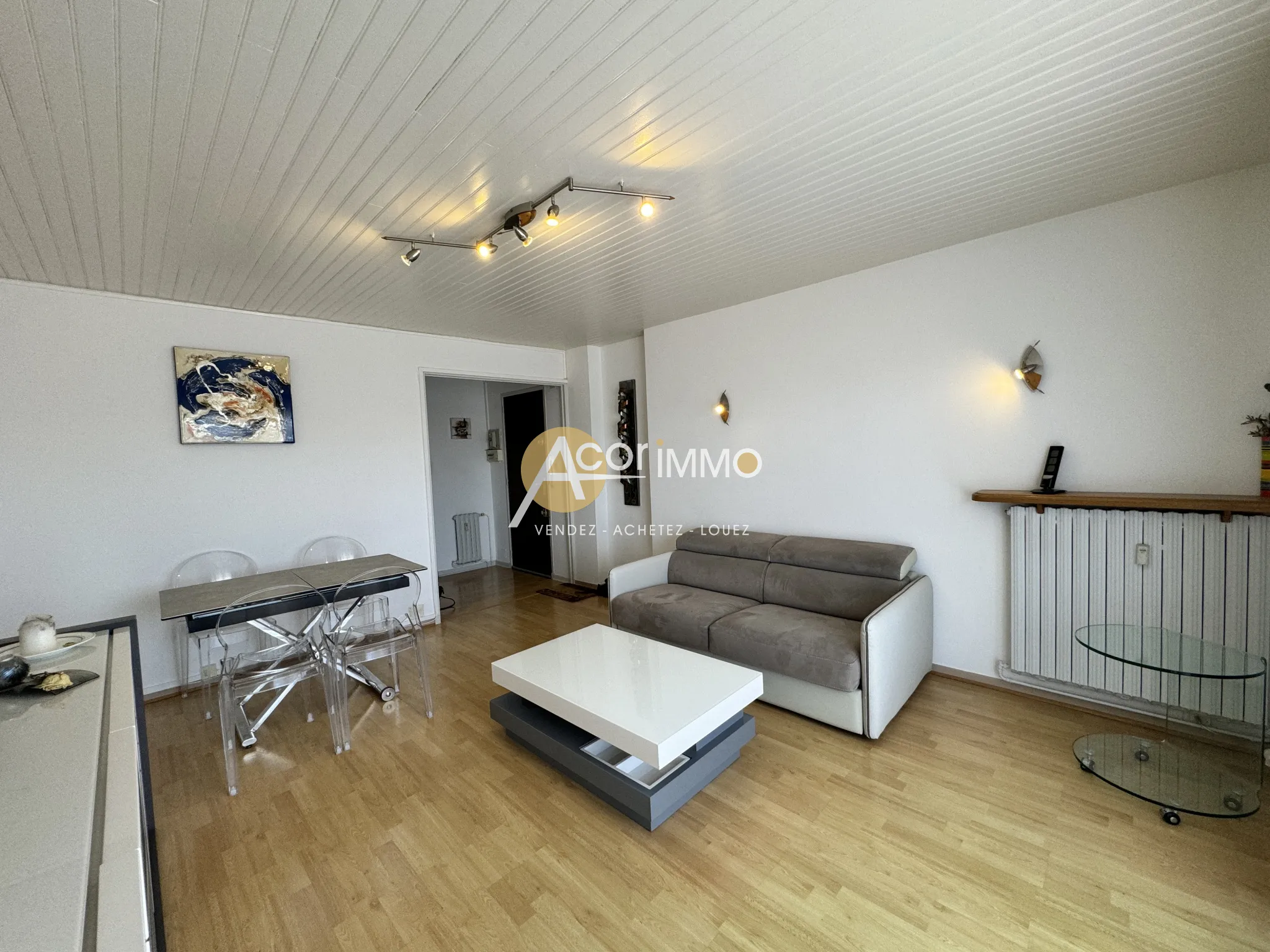 À vendre : Appartement T3 rénové à Six-Fours avec balcon et cave 