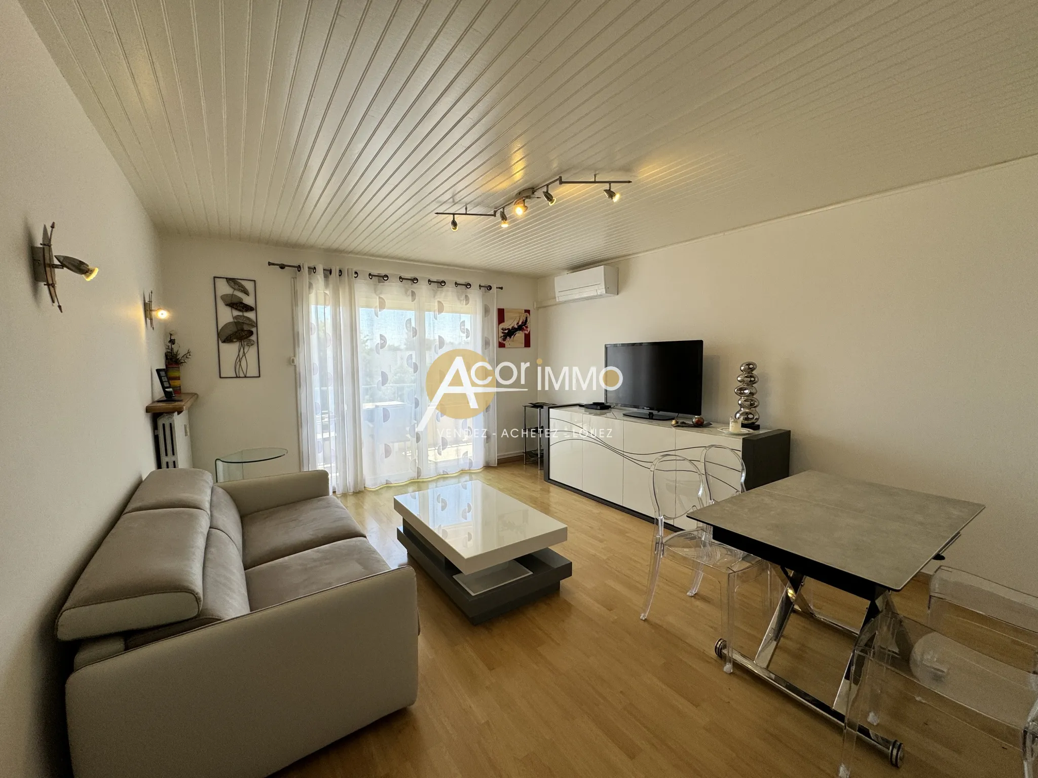 À vendre : Appartement T3 rénové à Six-Fours avec balcon et cave 