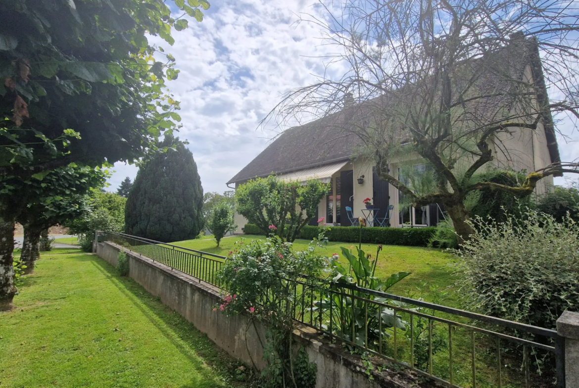 Maison indépendante avec parc à Lubersac de 1139 m² 