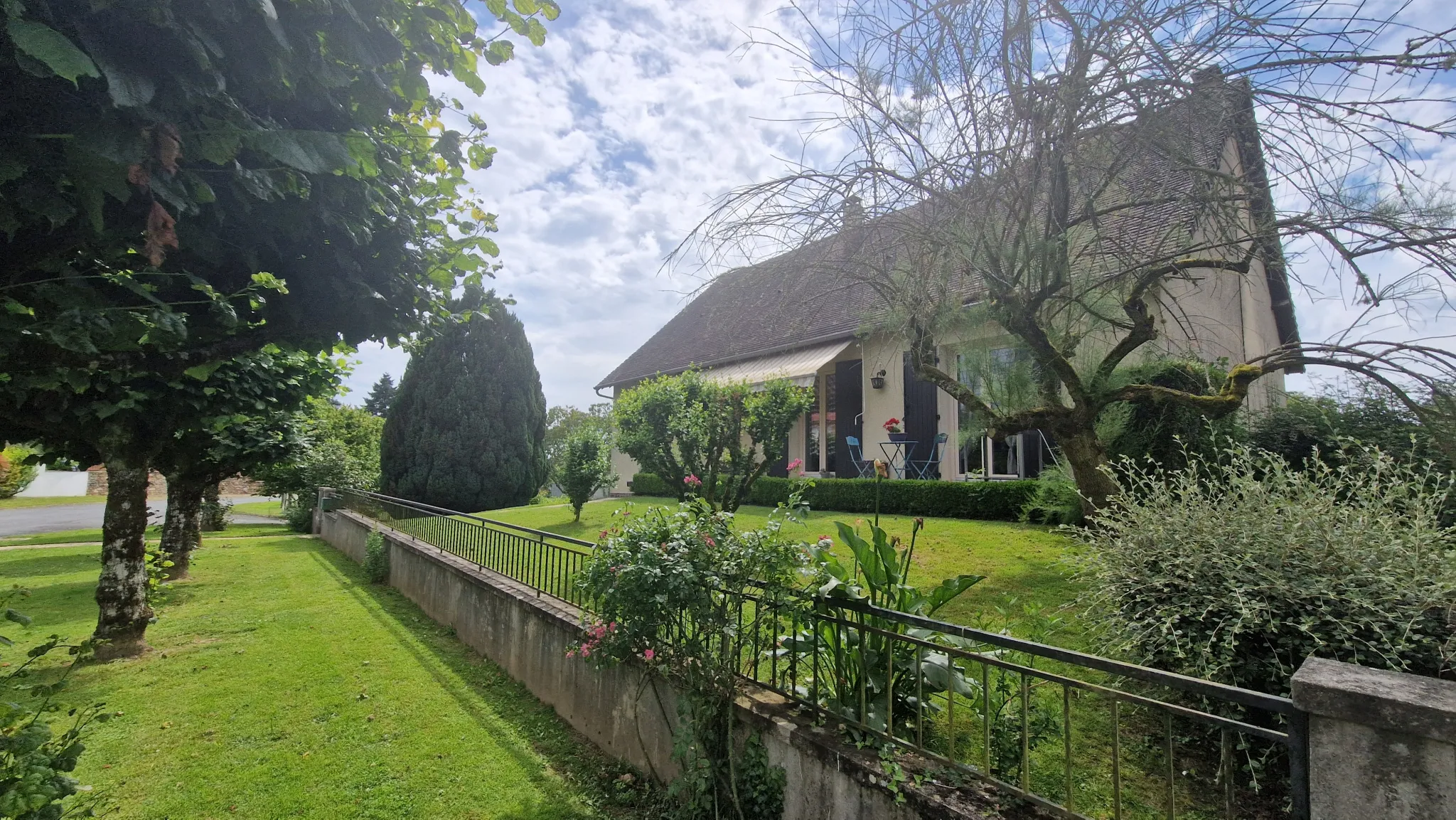 Maison indépendante avec parc à Lubersac de 1139 m² 