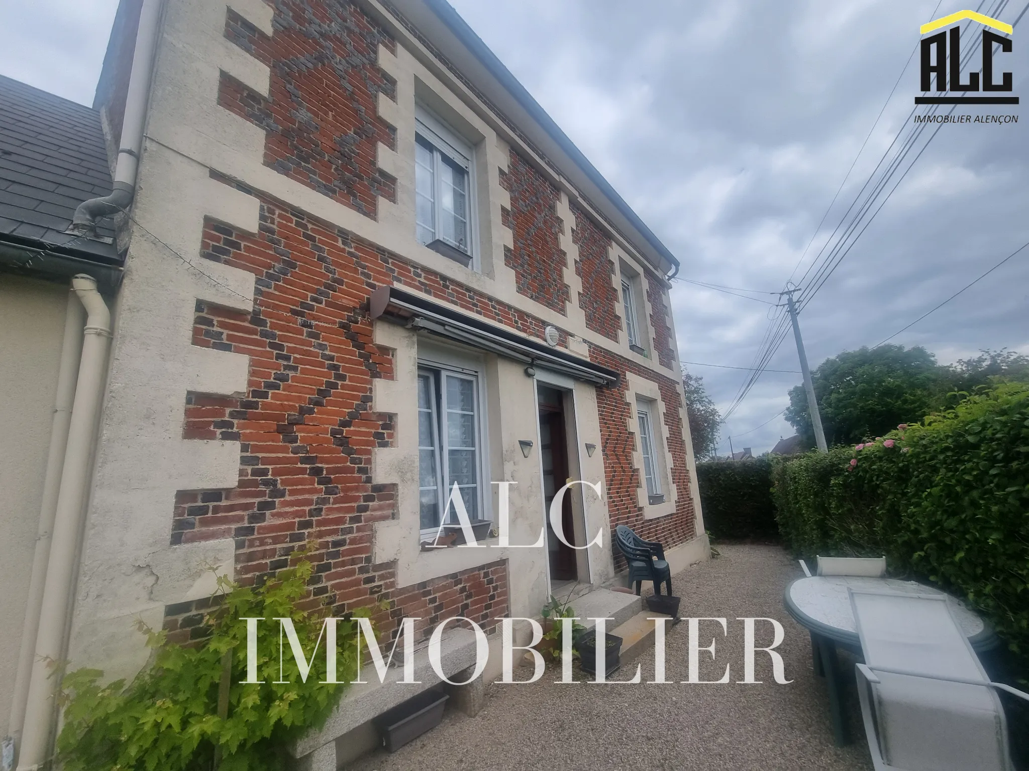 Maison de charme à vendre à Mortrée - 137 m² avec garage 