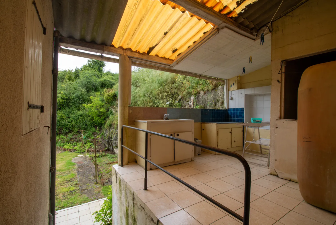 Maison à rénover avec jardin et garage à Saint-Savinien 