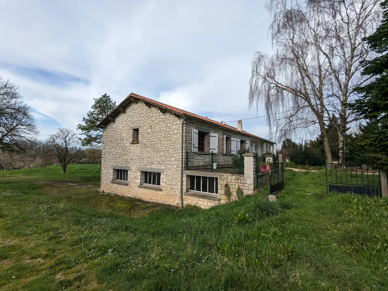 Maison spacieuse à Saint-Savinien avec jardin et extension à aménager 