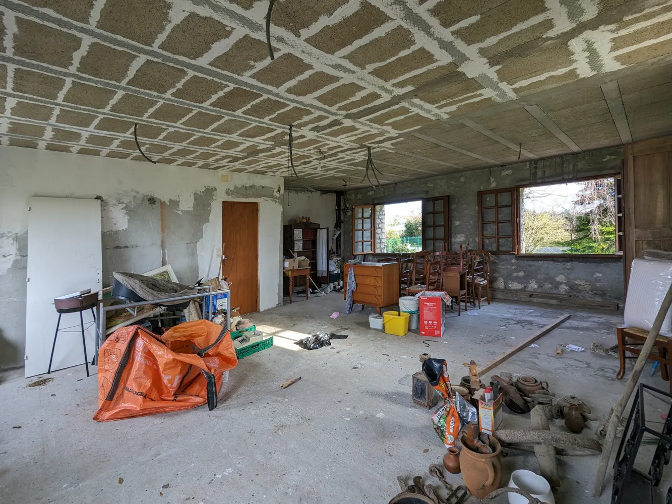 Maison spacieuse à Saint-Savinien avec jardin et extension à aménager 