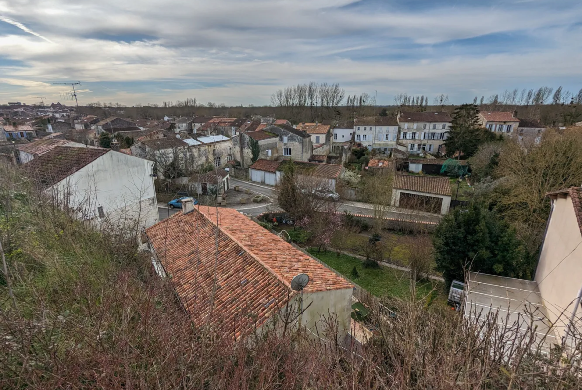 Maison spacieuse à Saint-Savinien avec jardin et extension à aménager 