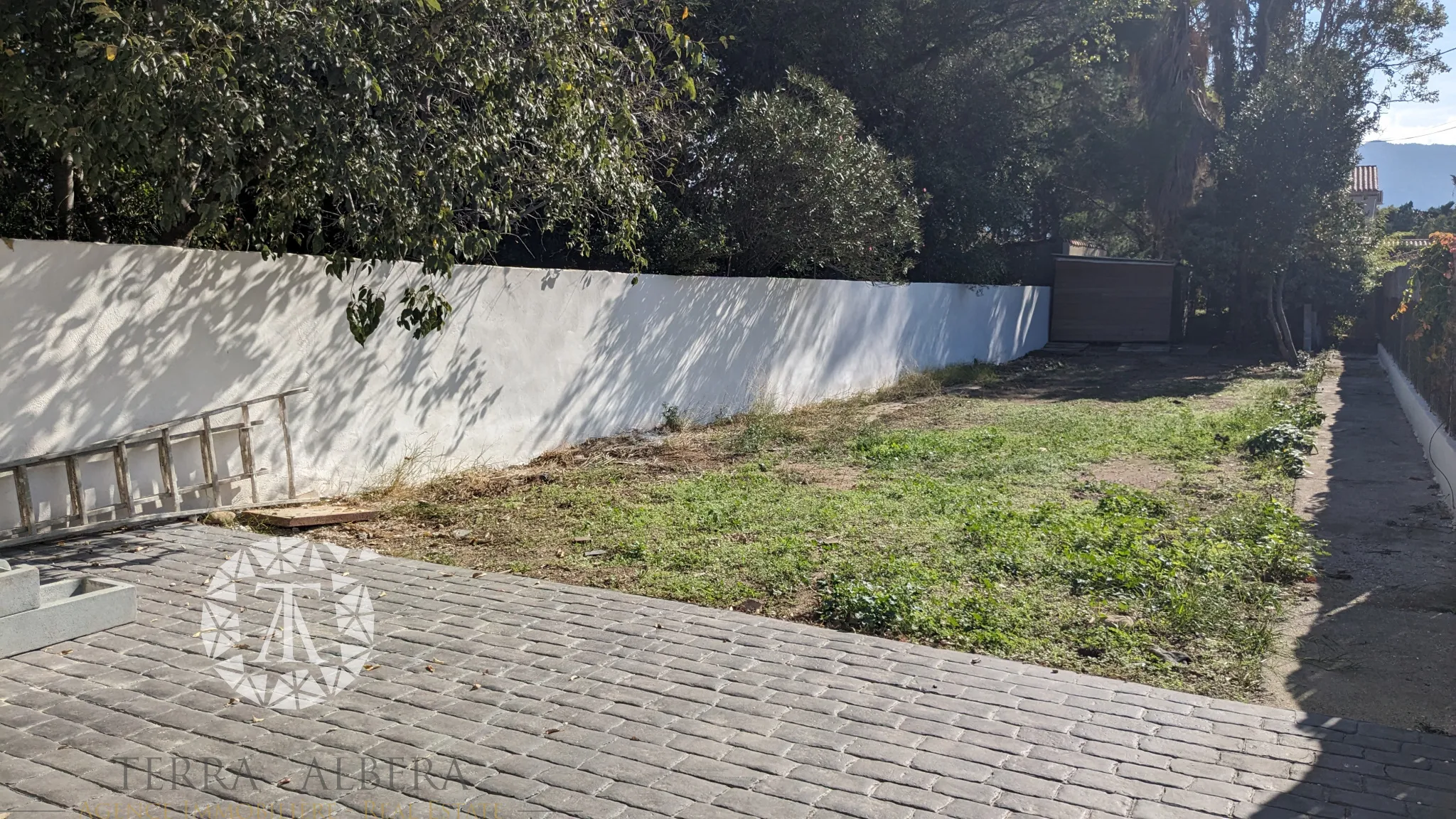 Villa rénovée au calme à Saint-André avec jardin et box 