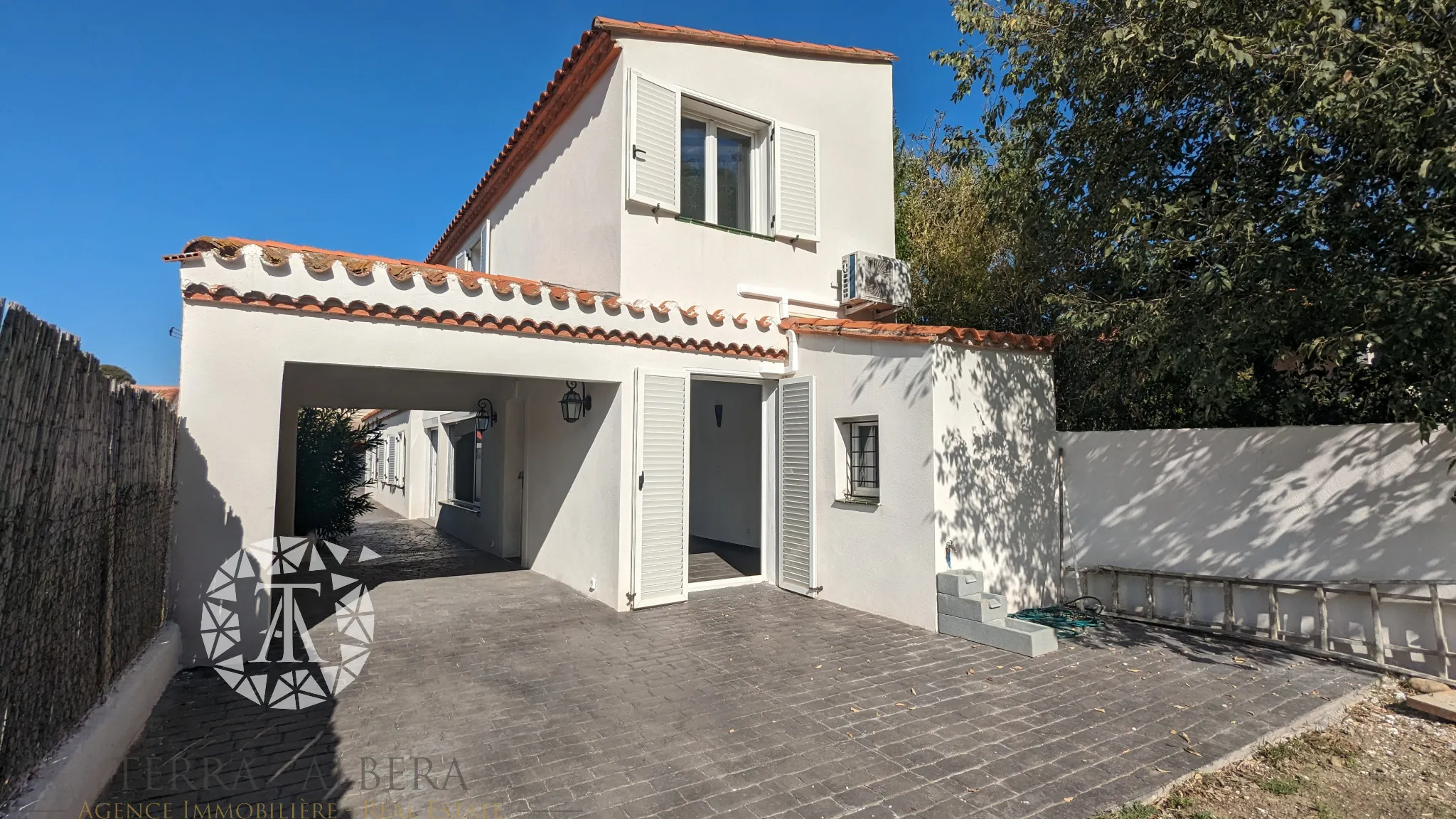 Villa rénovée au calme à Saint-André avec jardin et box 