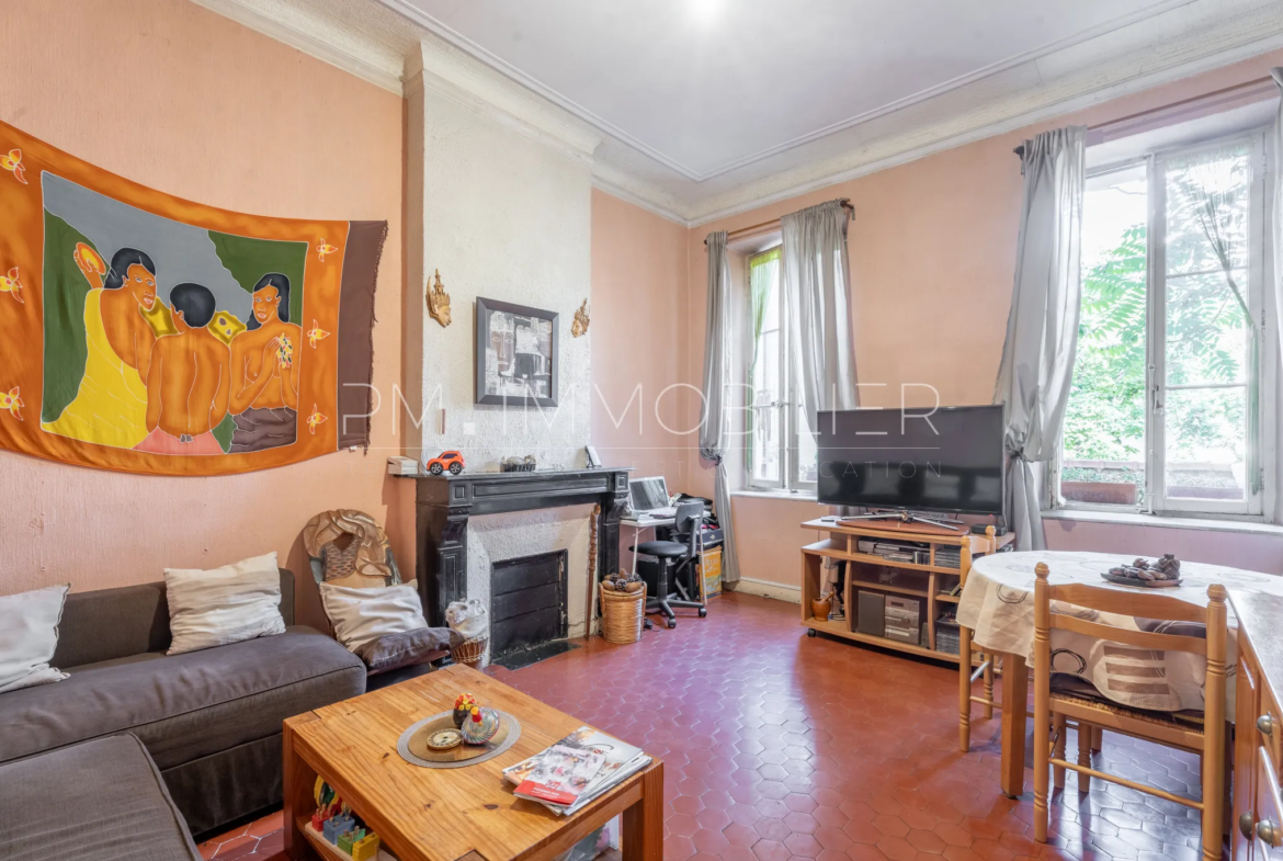 Immeuble ancien avec deux appartements loués à Marseille - Chartreux 