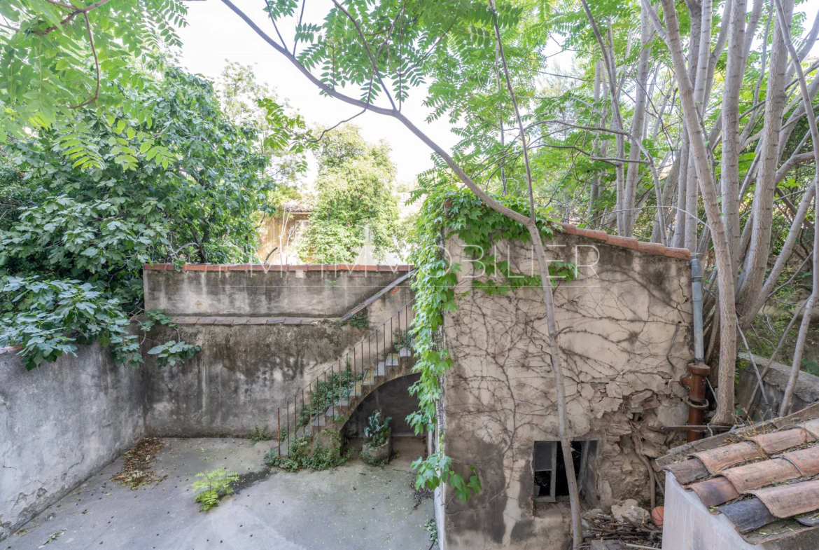 Immeuble ancien avec deux appartements loués à Marseille - Chartreux 