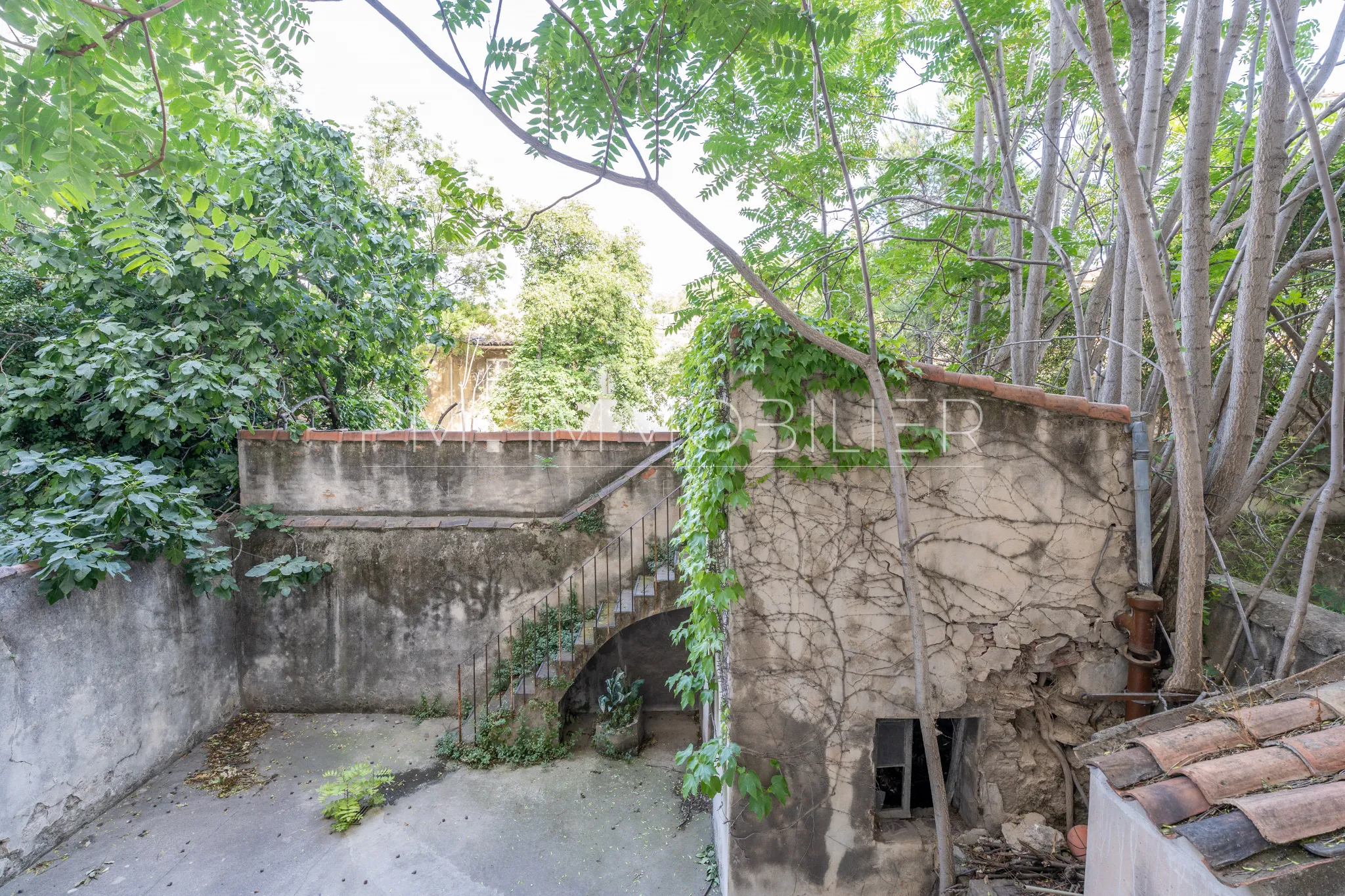 Immeuble ancien avec deux appartements loués à Marseille - Chartreux 