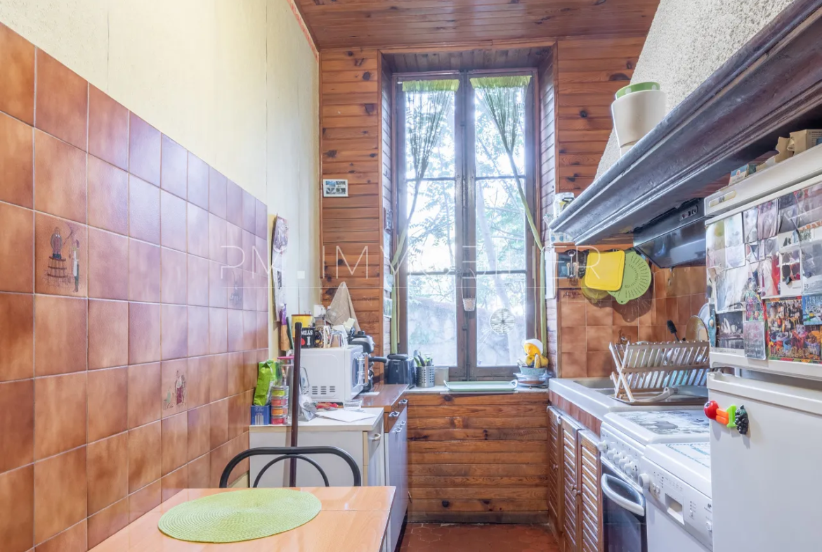 Immeuble ancien avec deux appartements loués à Marseille - Chartreux 