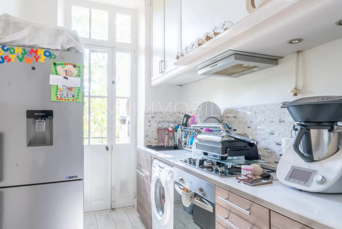 Immeuble ancien avec deux appartements loués à Marseille - Chartreux 