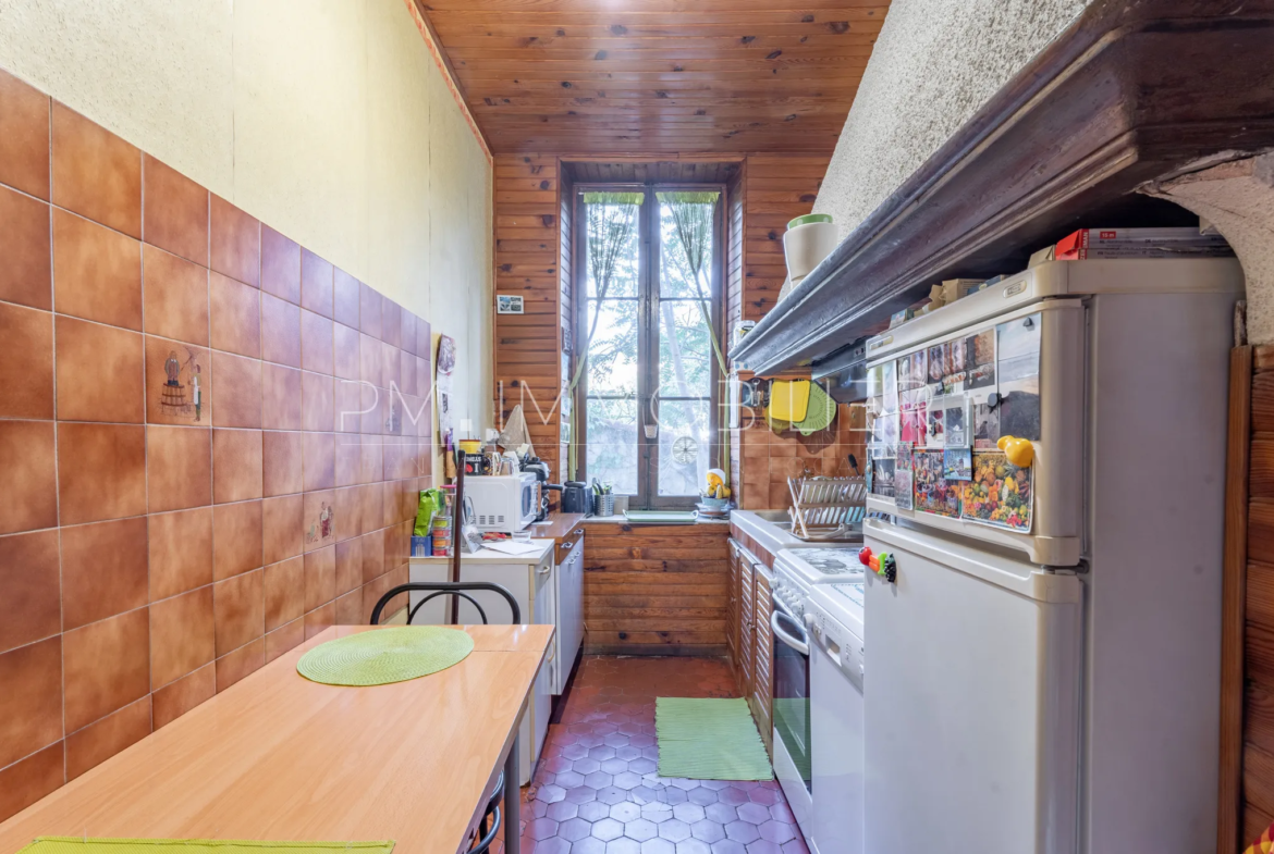 Immeuble ancien avec deux appartements loués à Marseille - Chartreux 