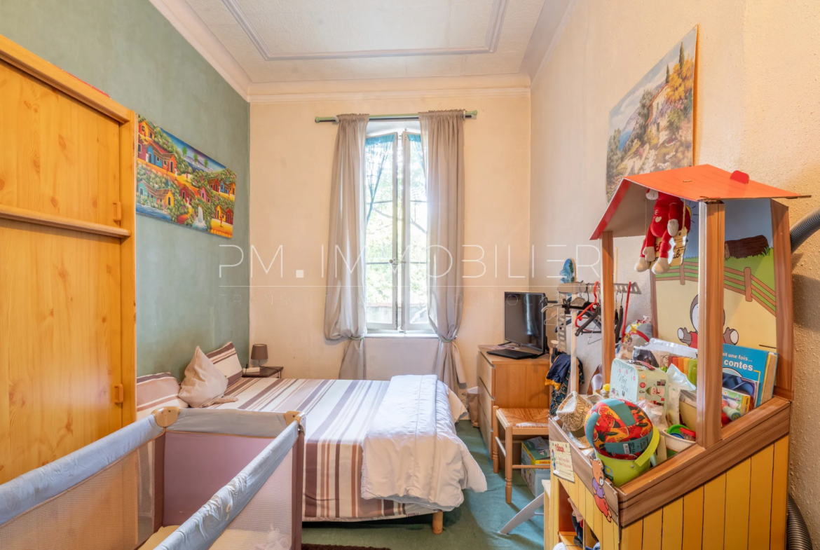 Immeuble ancien avec deux appartements loués à Marseille - Chartreux 