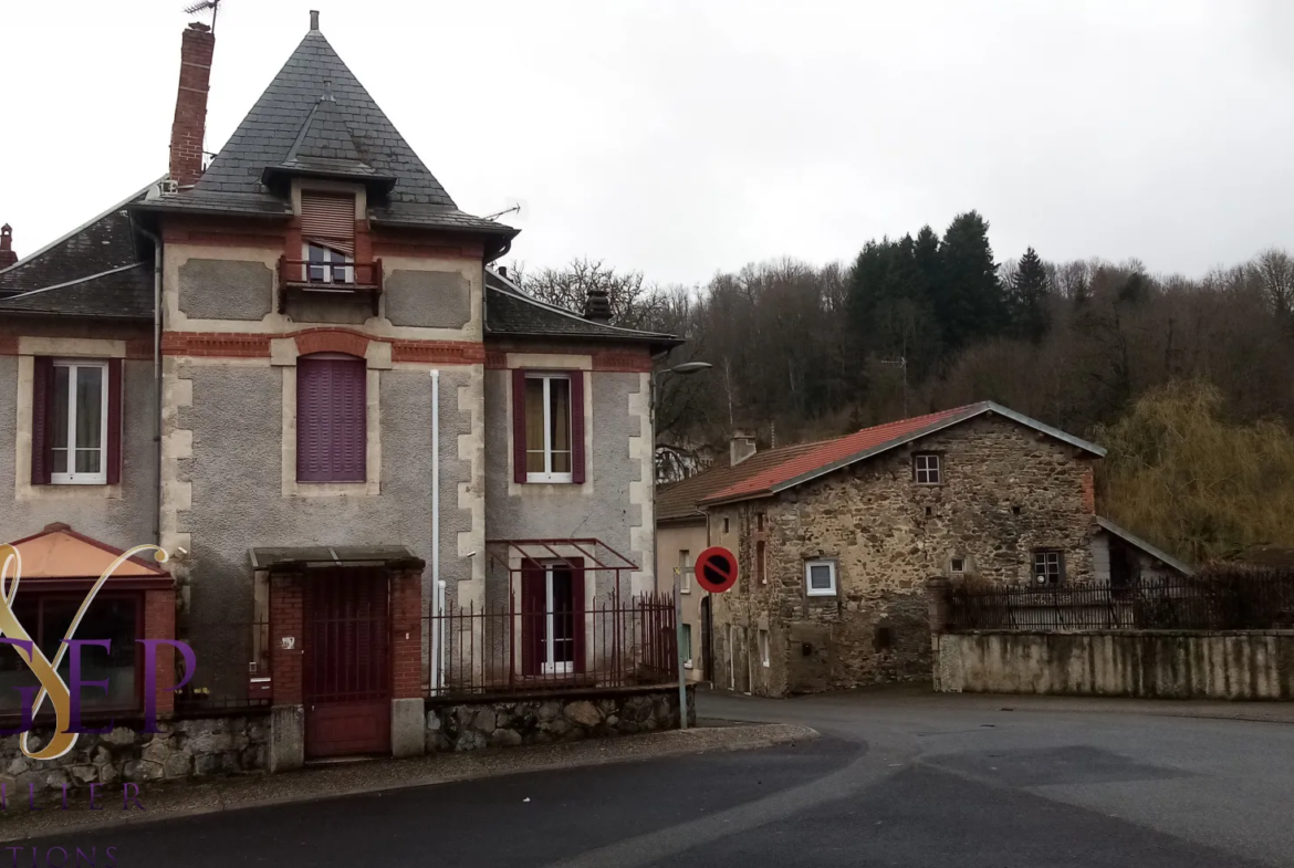 Maison de maître de 133 m² en centre bourg à Ferrières-sur-Sichon 