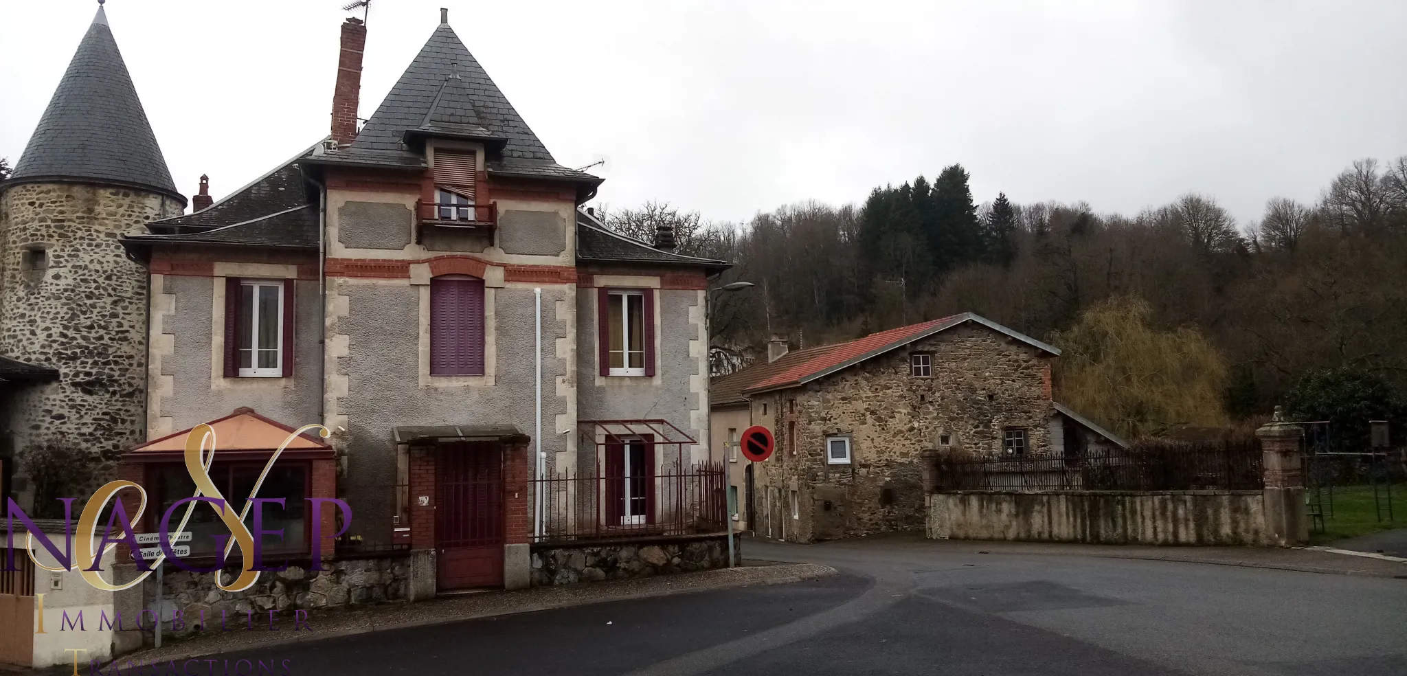 Maison de maître de 133 m² en centre bourg à Ferrières-sur-Sichon 