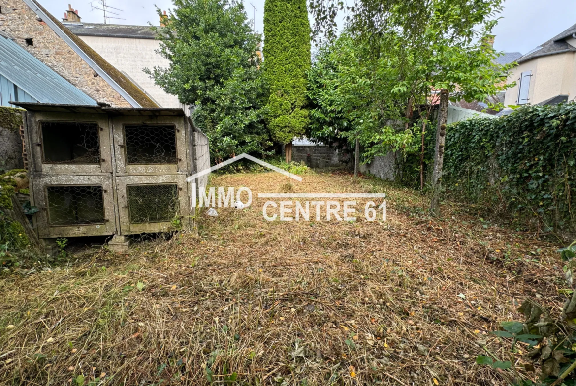 Maison de ville à rénover à Carrouges avec jardin clos 