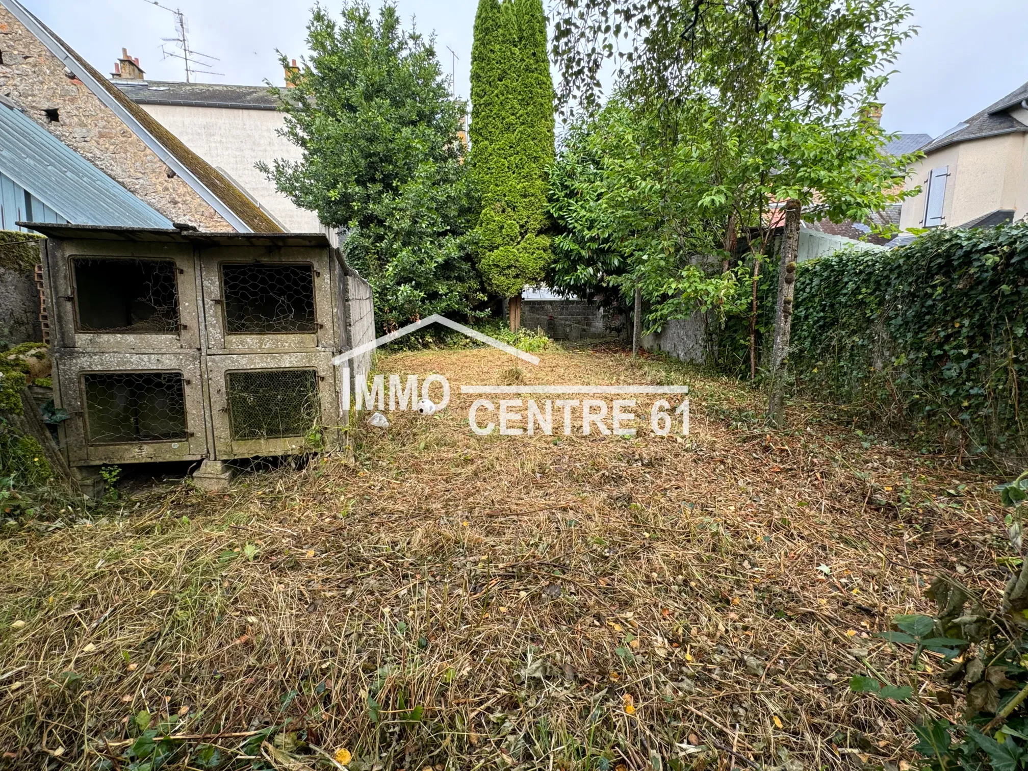 Maison de ville à rénover à Carrouges avec jardin clos 