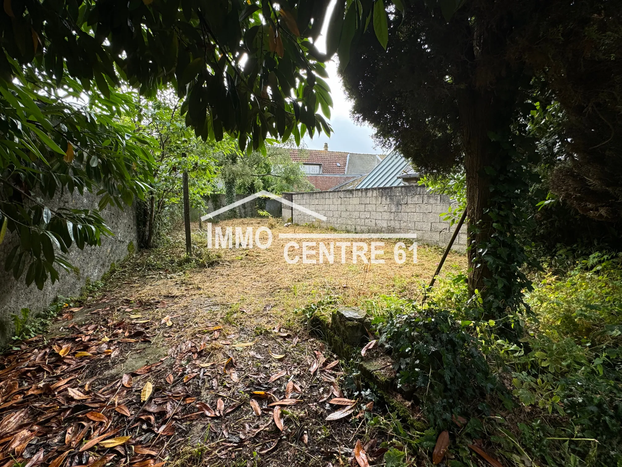 Maison de ville à rénover à Carrouges avec jardin clos 