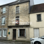 Maison de ville à rénover à Carrouges avec jardin clos