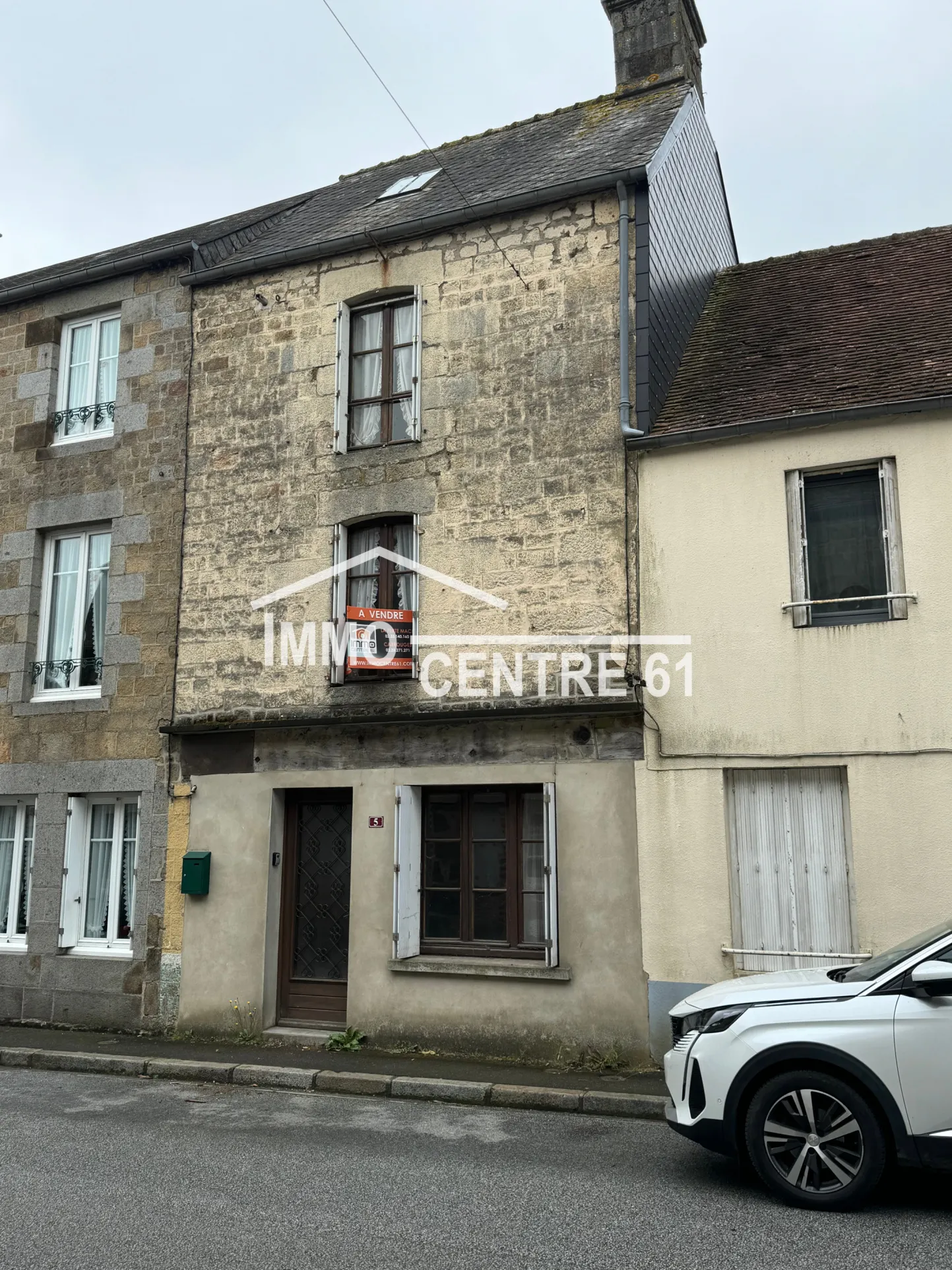 Maison de ville à rénover à Carrouges avec jardin clos 