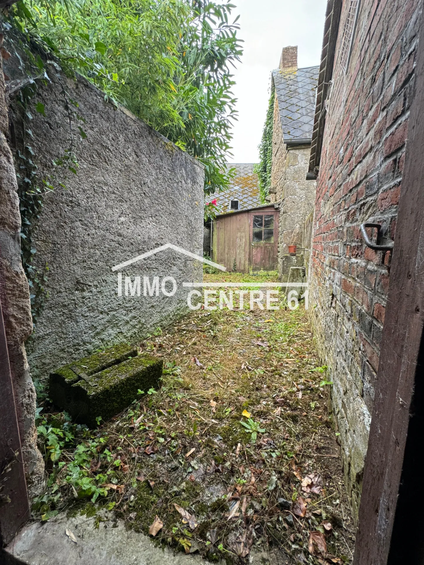 Maison de ville à rénover à Carrouges avec jardin clos 