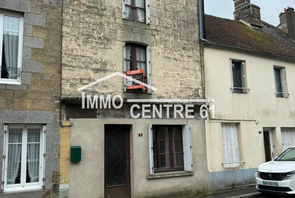 Maison de ville à rénover à Carrouges avec jardin clos 