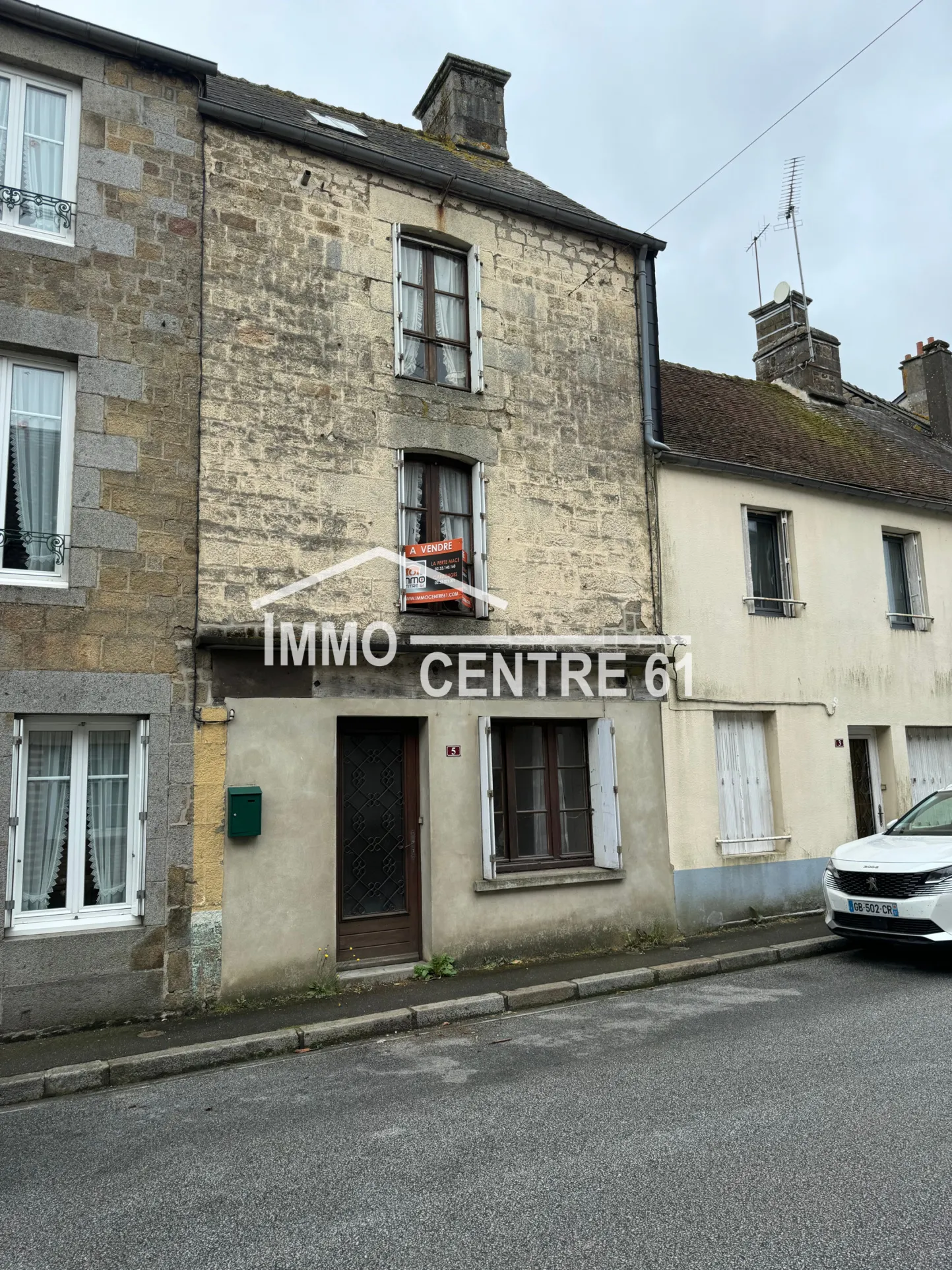 Maison de ville à rénover à Carrouges avec jardin clos 