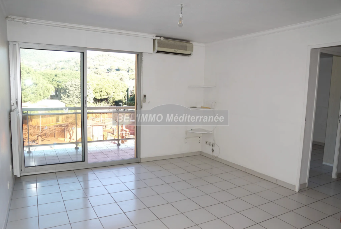 Cavalaire-sur-Mer : Appartement 2 pièces avec Terrasse, Cave et Parking 