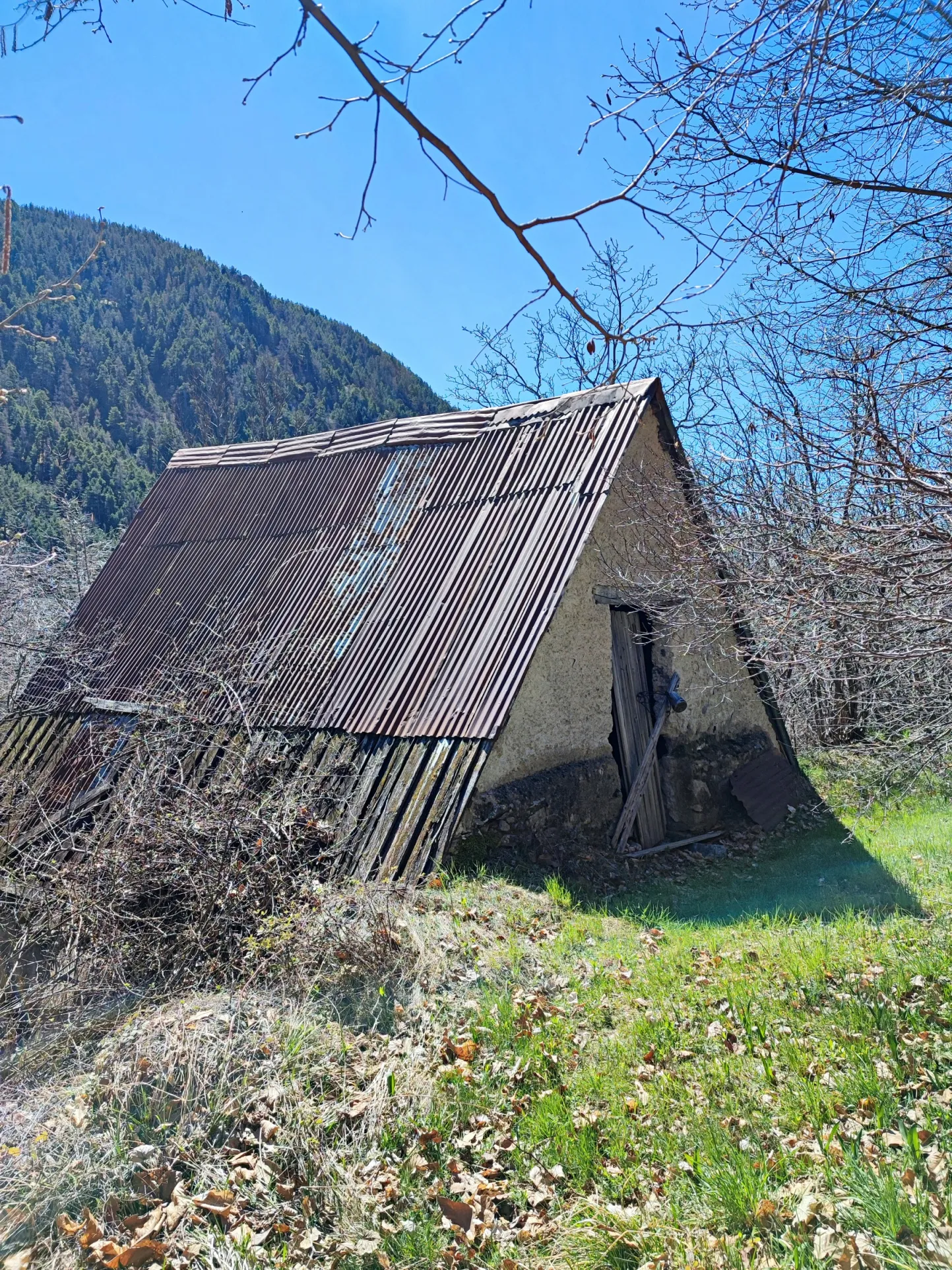 Magnifique terrain avec grange à vendre à Belvédère (06450) 