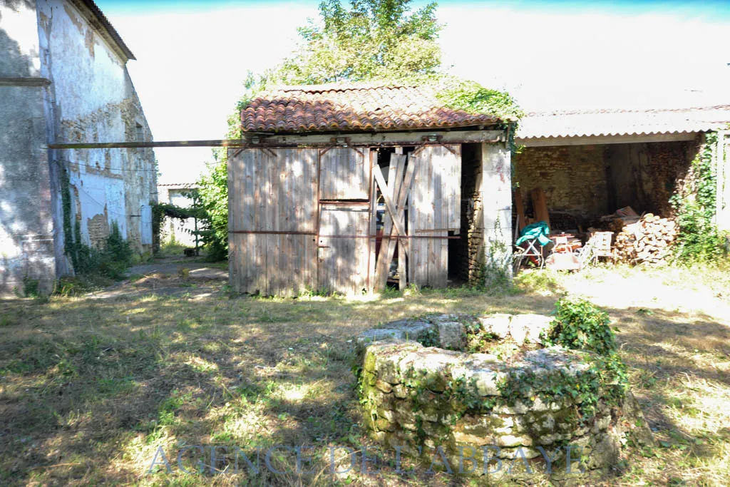 Maison charentaise à rénover à St André de Lidon, 3 chambres, 2431 m² de terrain 