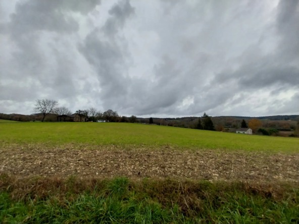 Terrain plat à vendre de 1,8 hectare à Agonac