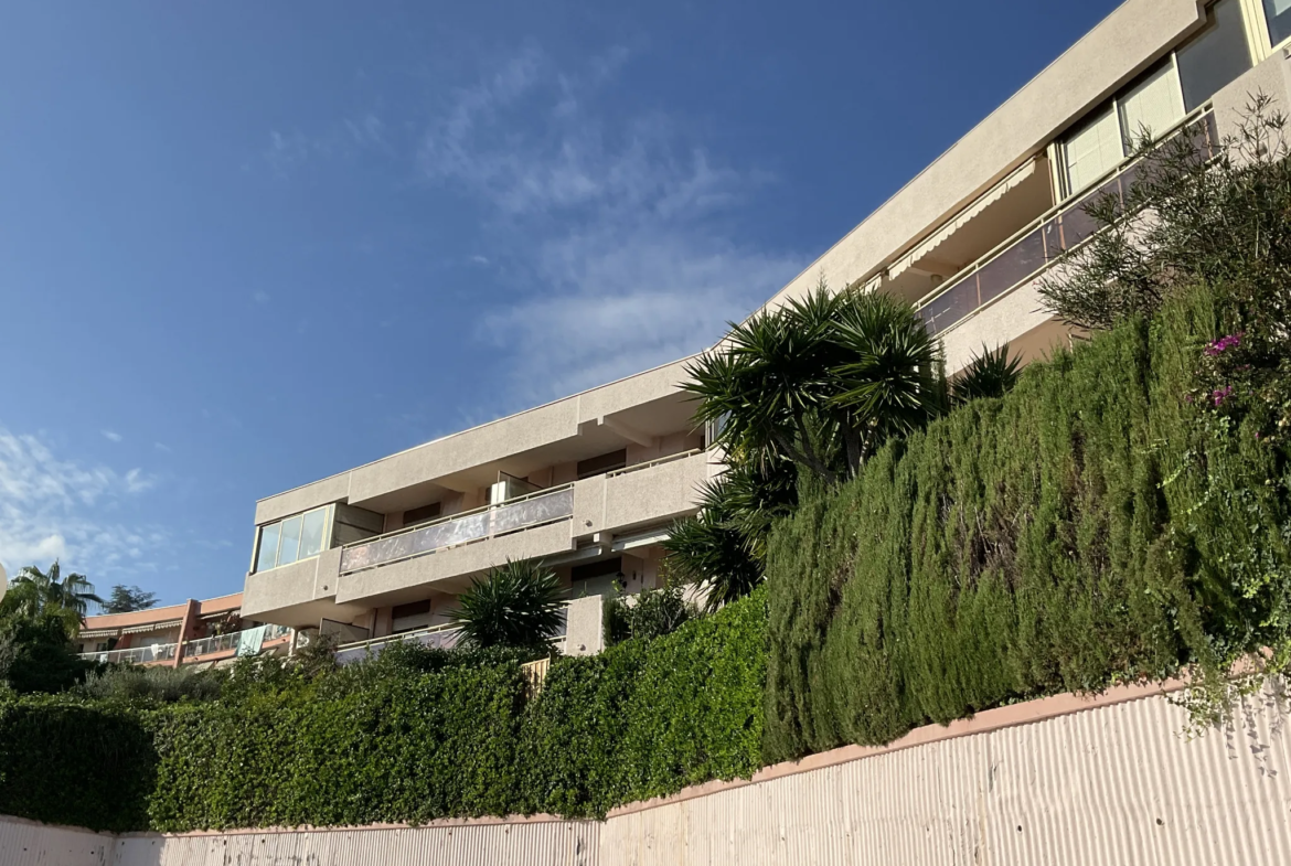 À vendre : Appartement T2 dernier étage avec vue mer à Villeneuve Loubet 