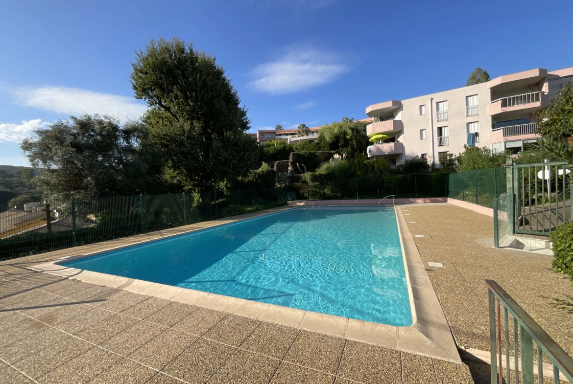 À vendre : Appartement T2 dernier étage avec vue mer à Villeneuve Loubet 