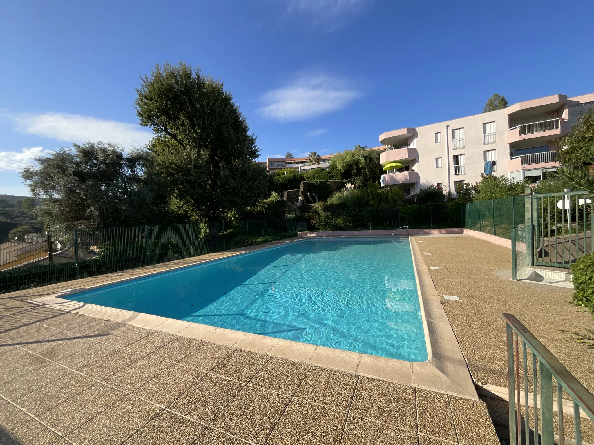 À vendre : Appartement T2 dernier étage avec vue mer à Villeneuve Loubet 