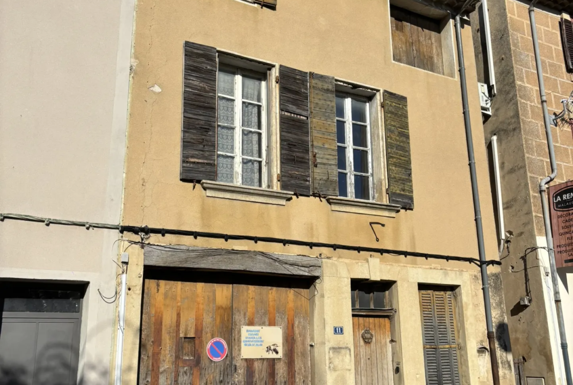 Maison de village avec garage et jardin à rénover à Malaucène 