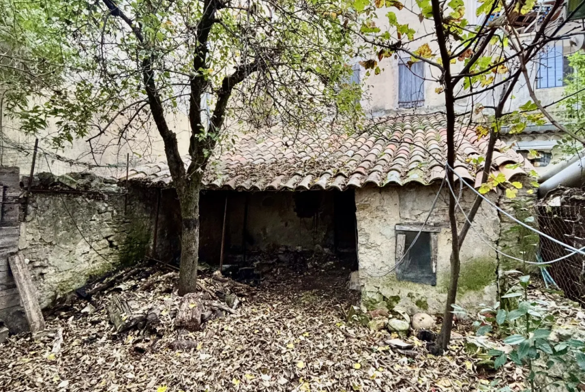 Maison de village avec garage et jardin à rénover à Malaucène 