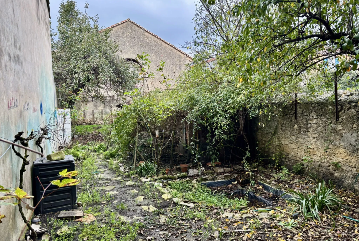 Maison de village avec garage et jardin à rénover à Malaucène 