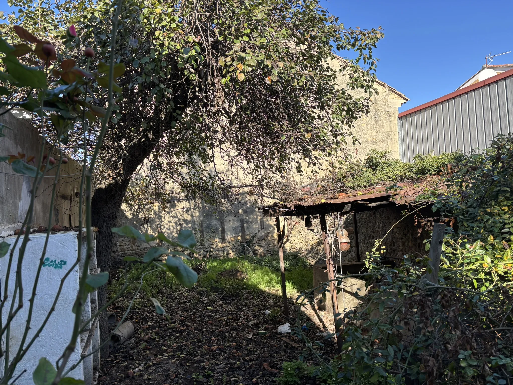 Maison de village avec garage et jardin à rénover à Malaucène 