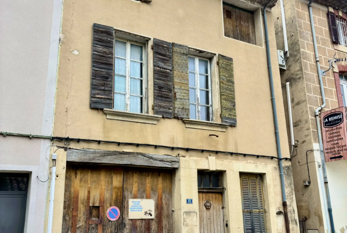 Maison de village avec garage et jardin à rénover à Malaucène 