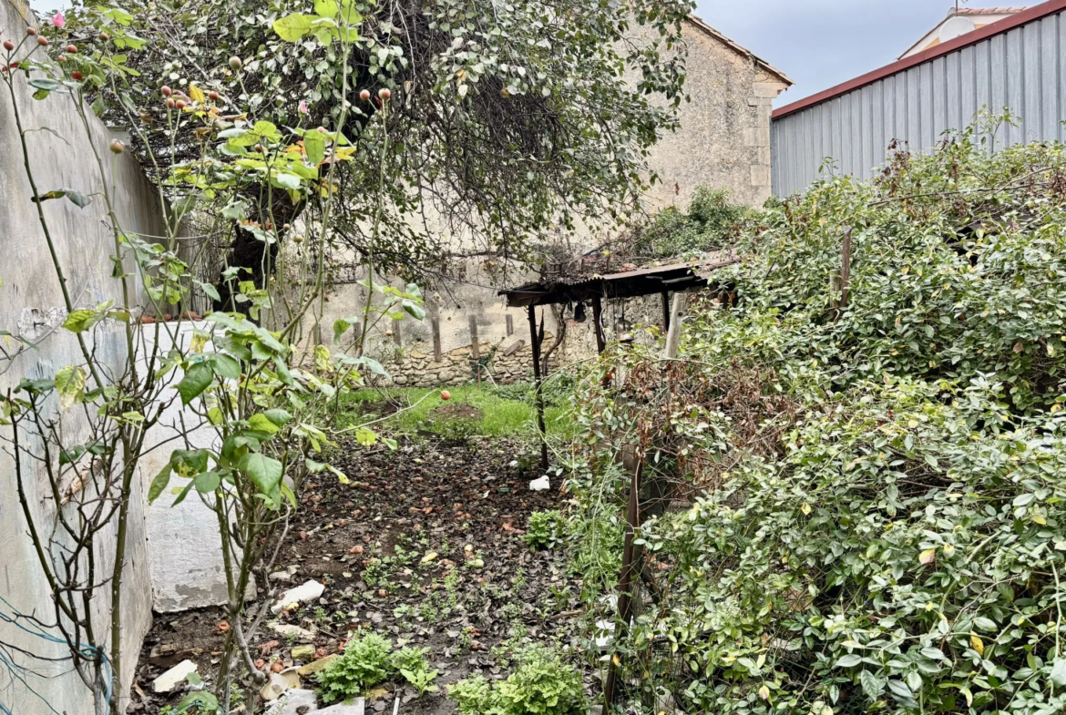 Maison de village avec garage et jardin à rénover à Malaucène 