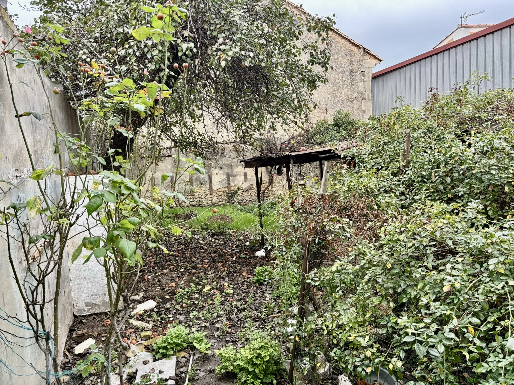 Maison de village avec garage et jardin à rénover à Malaucène 