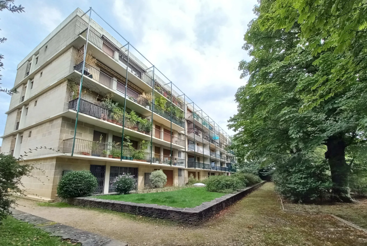 Grand appartement 4 pièces à vendre à Créteil avec balcon plein sud 