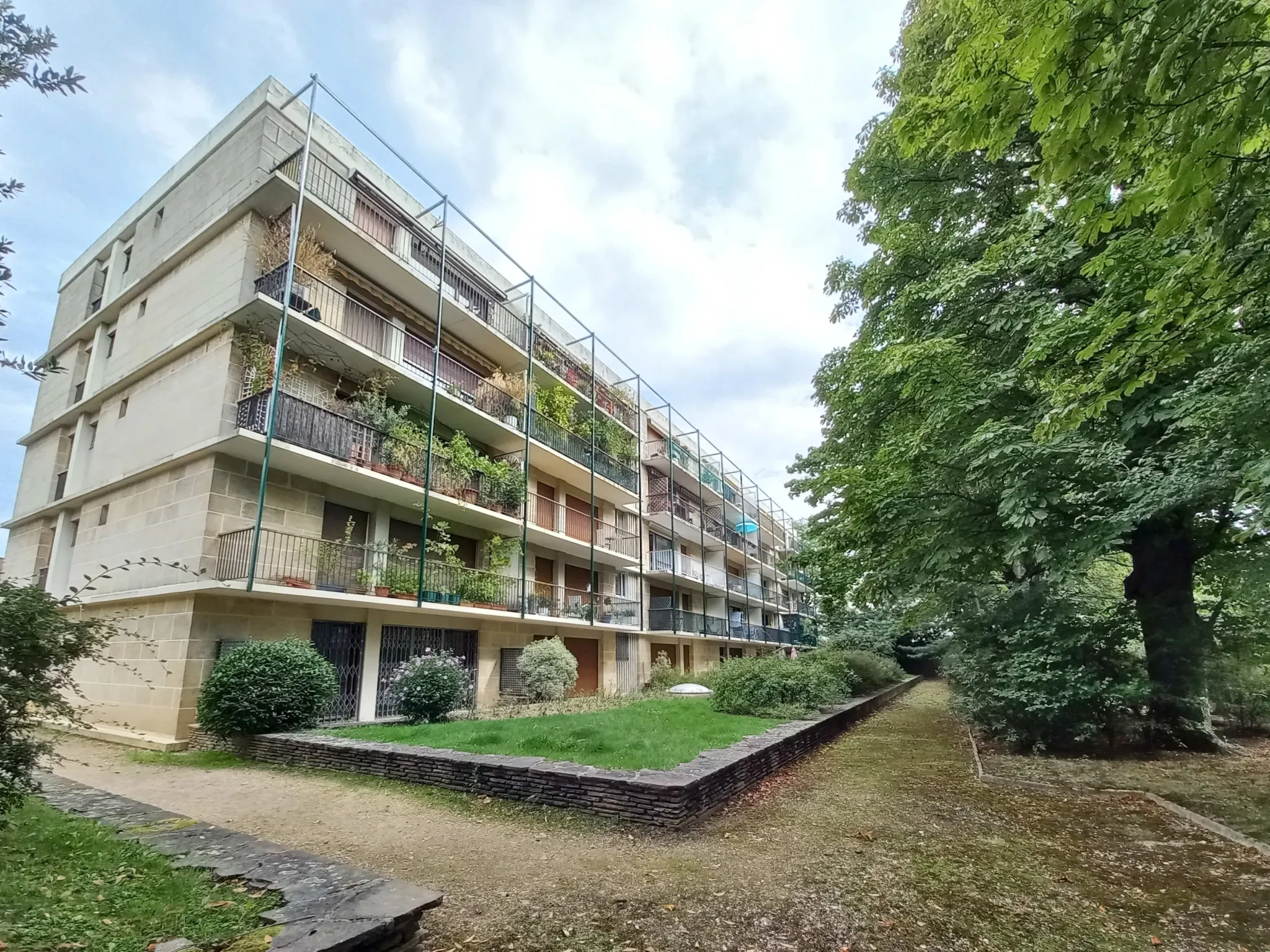 Grand appartement 4 pièces à vendre à Créteil avec balcon plein sud 