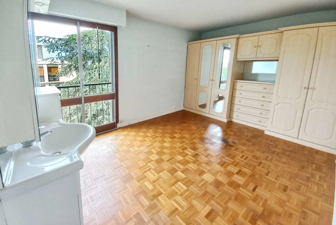 Grand appartement 4 pièces à vendre à Créteil avec balcon plein sud 